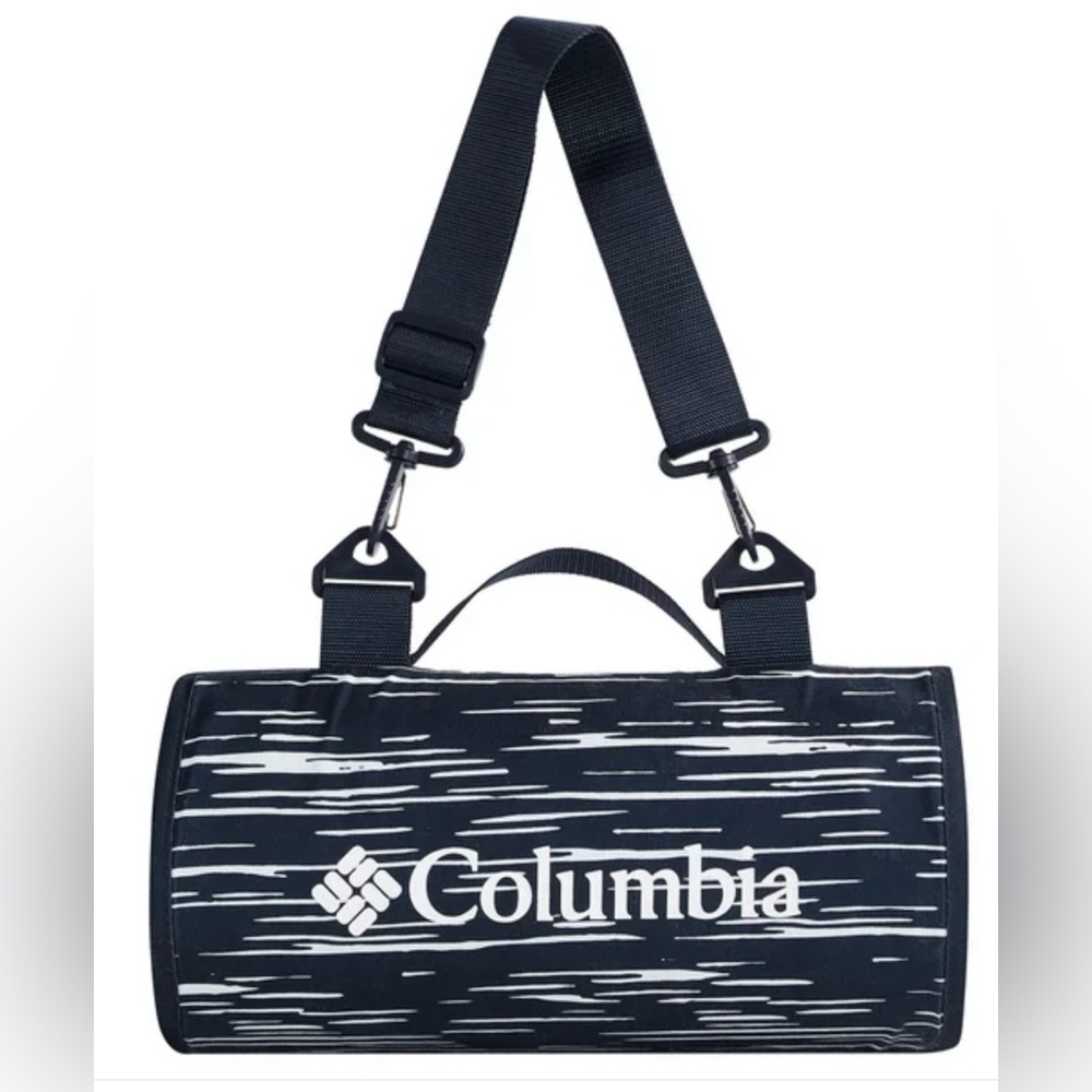 Columbia Navy and White Patterned Picnic outdoor blanket new packed
